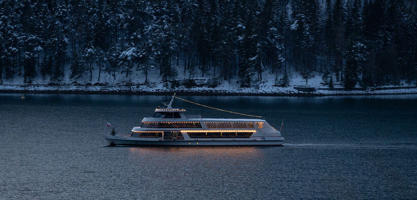 Auf dem weihnachtlich dekorierten Schiff der Achenseeschifffahrt über den See gleiten.