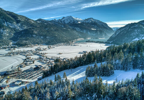 Auf den Skipisten der Hochalmlifte Christlum hat man einen unglaublichen Blick auf den Achensee und die Ortschaft Achenkirch.