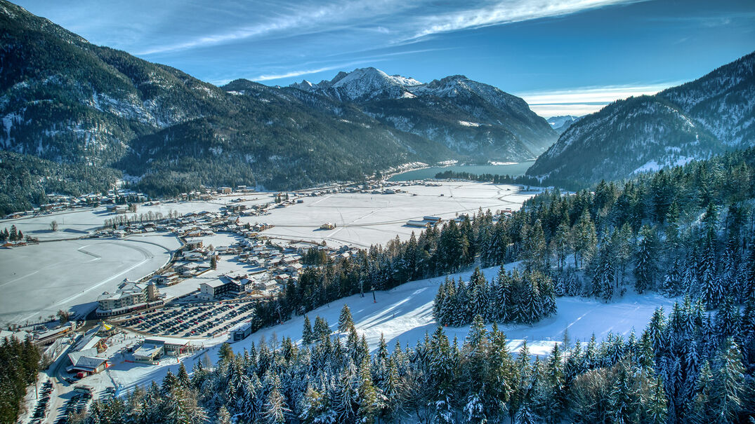 Hochalmlifte Christlum in Achenkirch am Achensee Auf den Skipisten der Hochalmlifte Christlum hat man einen unglaublichen Blick auf den Achensee und die Ortschaft Achenkirch.