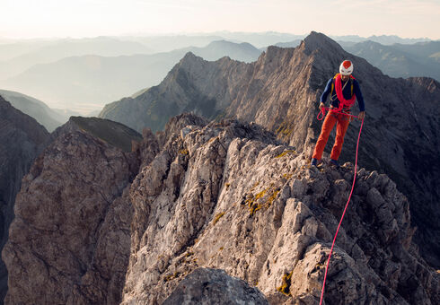 Alpine climbing: 3- Tageskurs Alpinklettern Ein Kletter auf der Lamsenspitze über vor einer atemberaubenden Bergkette bei schönem Wetter.