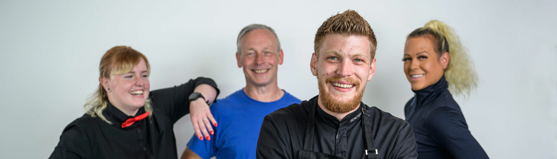Mitarbeiter der Region Achensee Ein Gruppenfoto mit einer Kellnerin, Seilbahnmitarbeiter, Koch und Reitlehrerin der Region Achensee.}