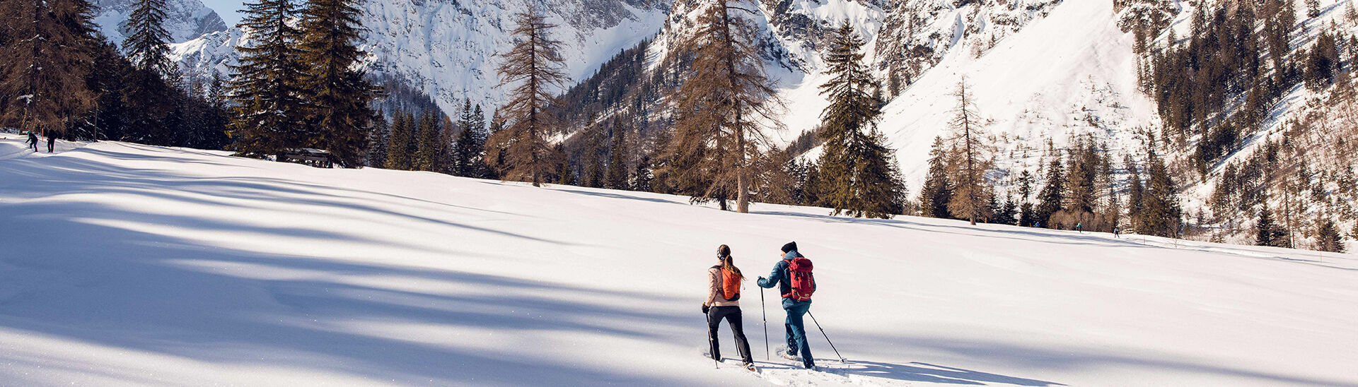 Schneeschuhwandern im Falzthurntal im Naturpark Karwendel Mit den Schneeschuhen an den Füßen geht’s problemlos durch die Winterlandschaft des Falzthurntales im Naturpark Karwendel.}