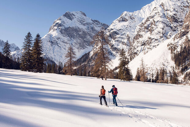 Schneeschuhwandern im Falzthurntal im Naturpark Karwendel Mit den Schneeschuhen an den Füßen geht’s problemlos durch die Winterlandschaft des Falzthurntales im Naturpark Karwendel.