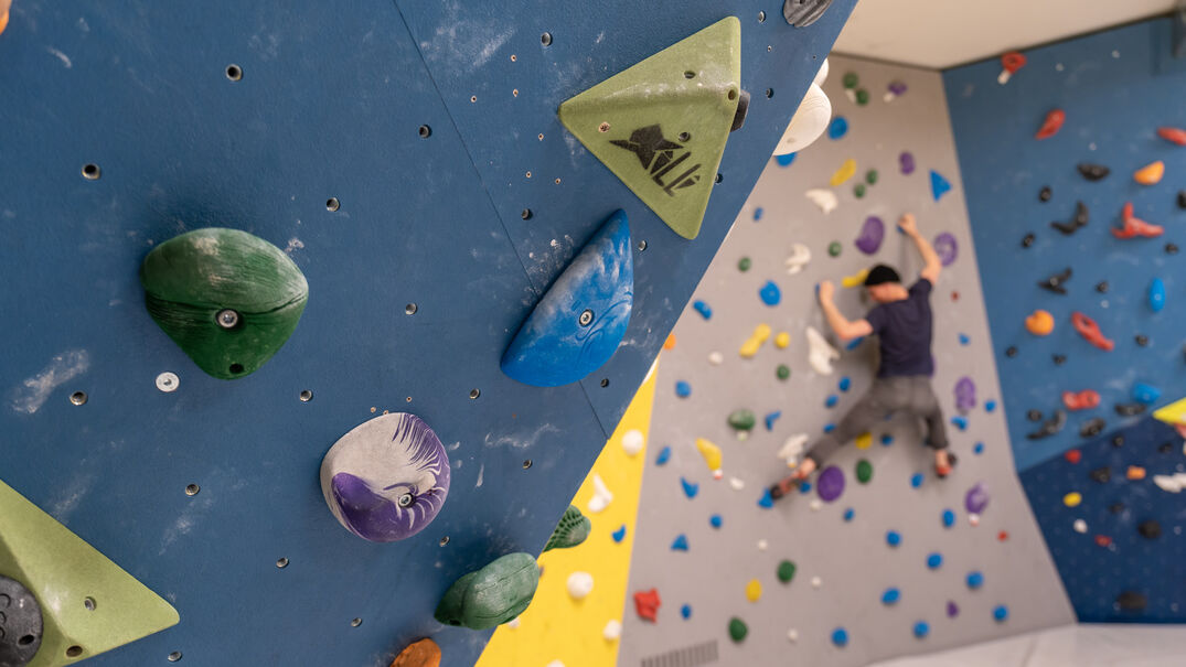 Bouldern im Atoll Achensee Ein Mann begibt sich in die Vertikale in der BOULDER-Halle im Atoll Achensee in Maurach.