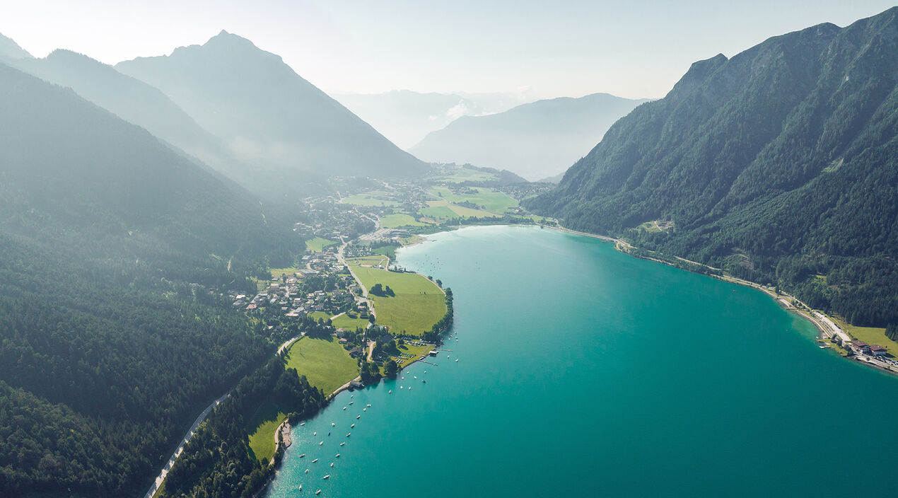 Die Region Achensee Der Achensee liegt eingebettet in der atemberaubenden Berglandschaft des Karwendel- und Rofangebirges mitten in Tirol.