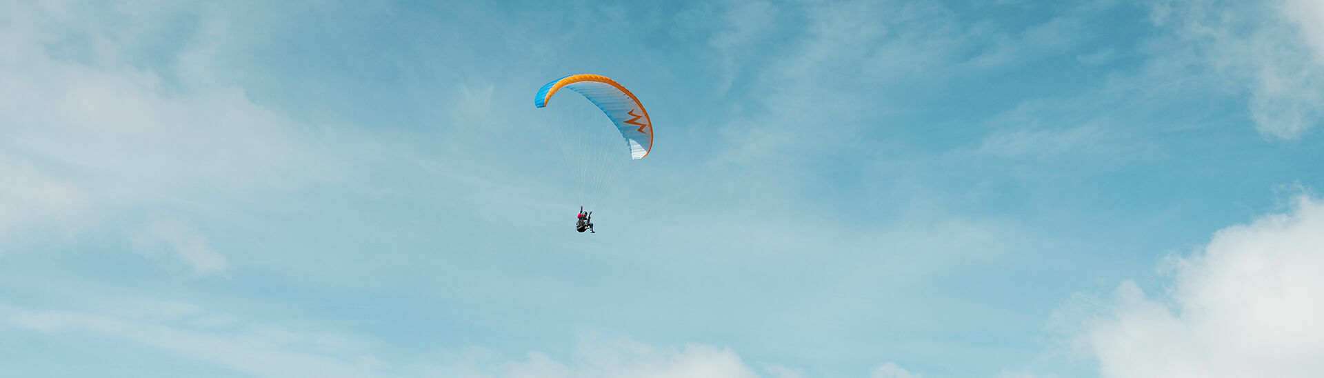 Paragleiten am Achensee Winterlandschaft und den Achensee von oben genießen.}