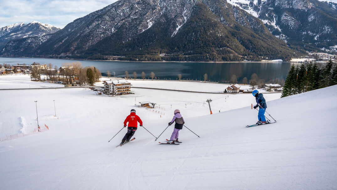 Skifahren bei den Planberg- & Wiesenliften Die ersten Schwünge lernen die Kinder direkt bei den Planberg- & Wiesenliften in Pertisau mit einem Skilehrer.