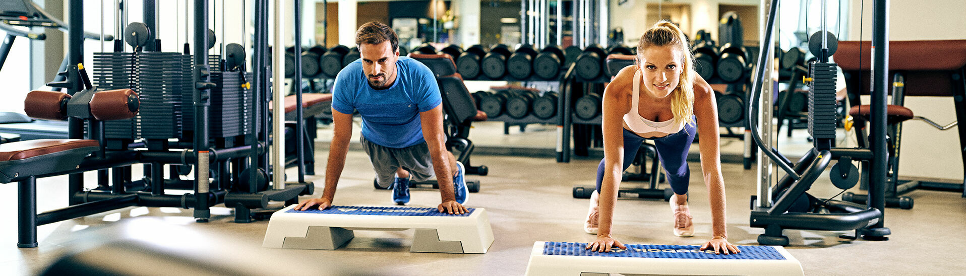 Das Lakeside-GYM im Atoll Achensee in Maurach wartet mit zahlreichen Sportgeräten auf Fitness-Begeisterte.}