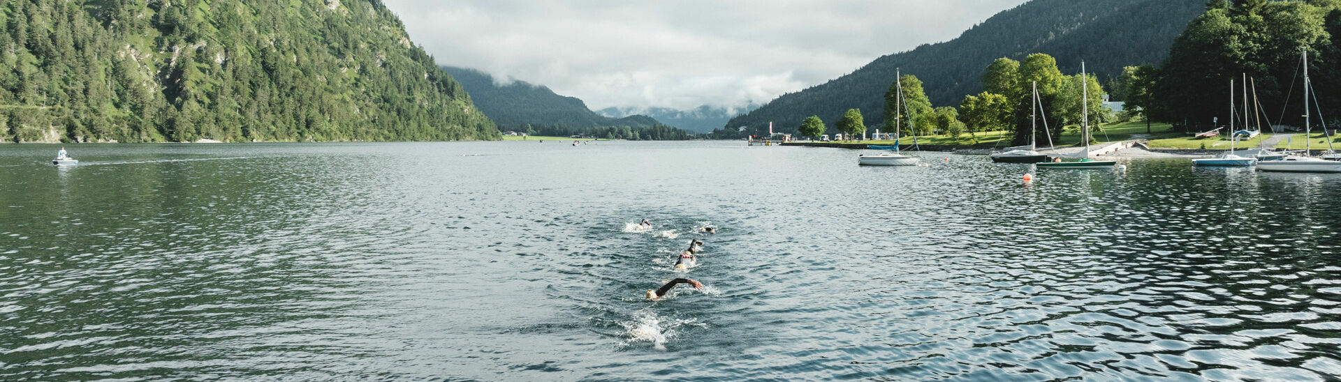 Langstreckenschwimmen am Achensee Langstreckenschwimmer durchqueren den Achensee}