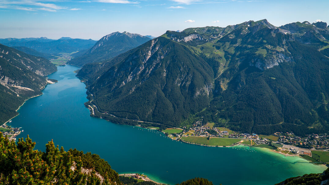 Ausblick auf den Achensee Der Bärenkopf, welcher sich im Naturpark Karwendel befindet, bietet einen unglaublichen Blick auf den Achensee und die Dörfer rundherum.