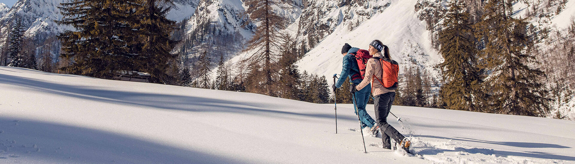 Schneeschuhwandern im Falzthurntal im Naturpark Karwendel Mit den Schneeschuhen an den Füßen geht’s problemlos durch die Winterlandschaft des Falzthurntales im Naturpark Karwendel.}