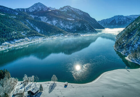 Der Ausblick von Achenkirch am Achensee auf die Winterlandschaft der Region ist atemberaubend.