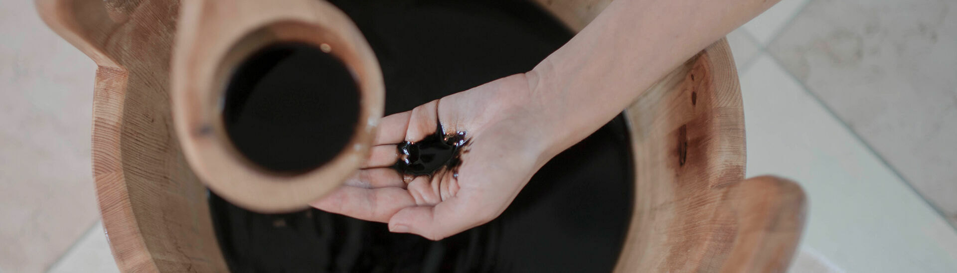 Tiroler Steinöl® Genussvolle Wellnesstage in Tirols Sport & Vital Park – der Achensee ist die Heimat des Steinöls, das als das typische Tiroler Wellness- & Gesundheitsmittel schlechthin gilt.}