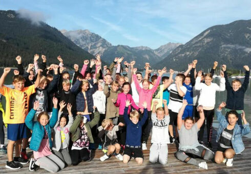 Gruppenfoto der Schüler der Mittelschule Achensee am Steg am Achenseeufer.