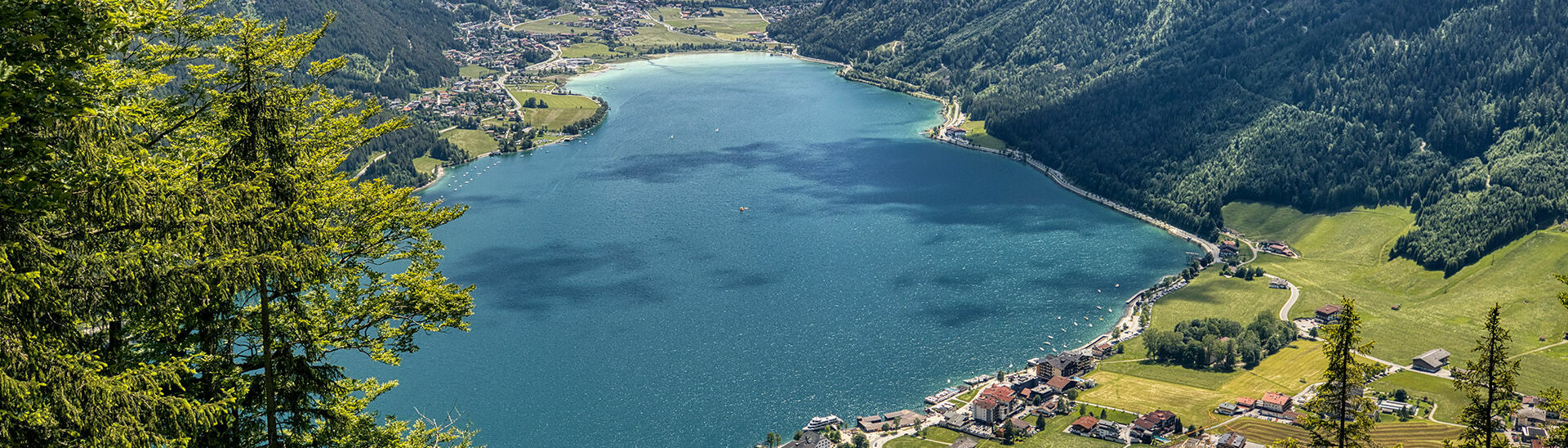 Landschaft im Sommer am Achensee Die Landschaft am Achensee erstrahlt im Sommer im satten Grün. Blick auf Pertisau, Maurach und das Ebner Joch.}