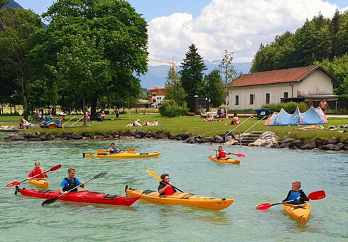 Schüler der Mittelschule Achensee machen einen Kajakausflug im Sommer.
