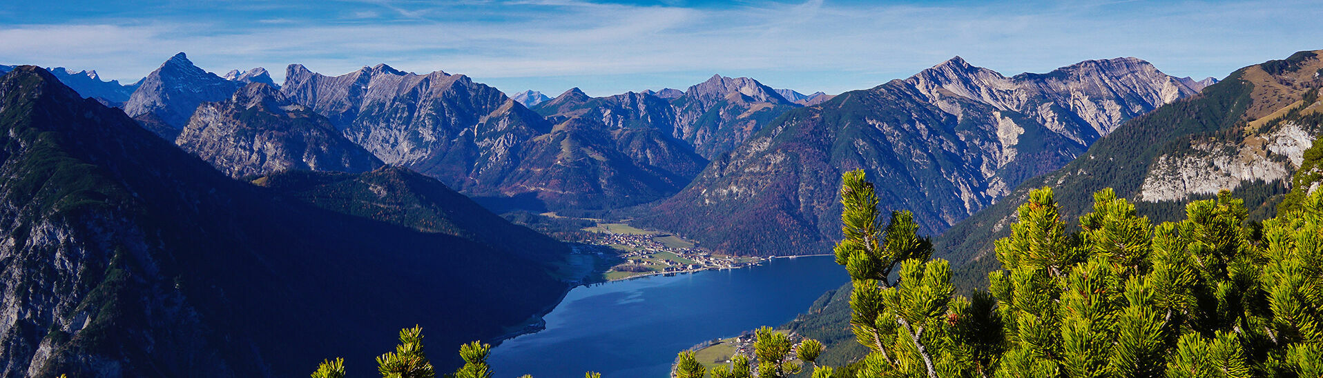 Bergwanderung auf das Ebner Joch Am Gipfel des Ebner Jochs im Rofangebirge wird der Wanderer mit einem atemberaubenden Rundumblick belohnt.}