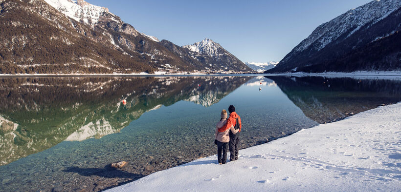 Winterwanderung mit Blick auf den Achensee.