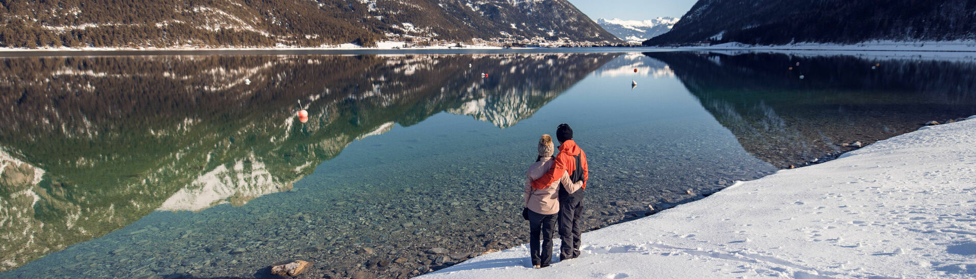 Winterwanderung mit Blick auf den Achensee.}