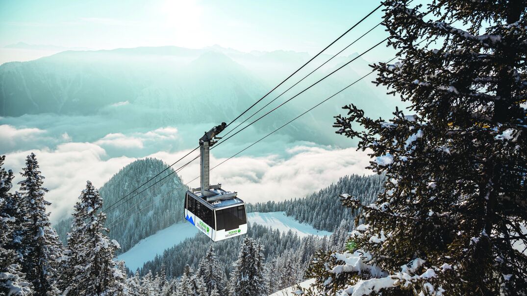 Rofan Seilbahn in Maurach am Achensee Die Rofan Seilbahn bietet einen tollen Ausblick auf die winterliche Region Achensee und das gegenüberliegende Karwendelgebirge.