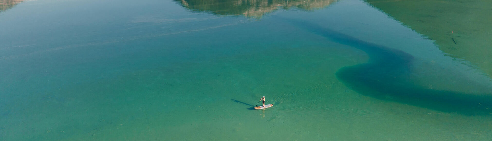 SUP am Achensee Stand Up Paddleboarding am Südufer des wunderschönen Achensees. Im Hintergrund der Seeberg und der Seekar.}