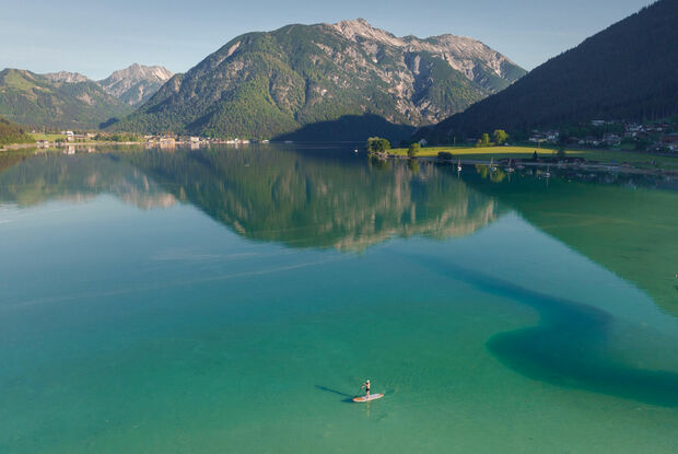 SUP am Achensee Stand Up Paddleboarding am Südufer des wunderschönen Achensees. Im Hintergrund der Seeberg und der Seekar.