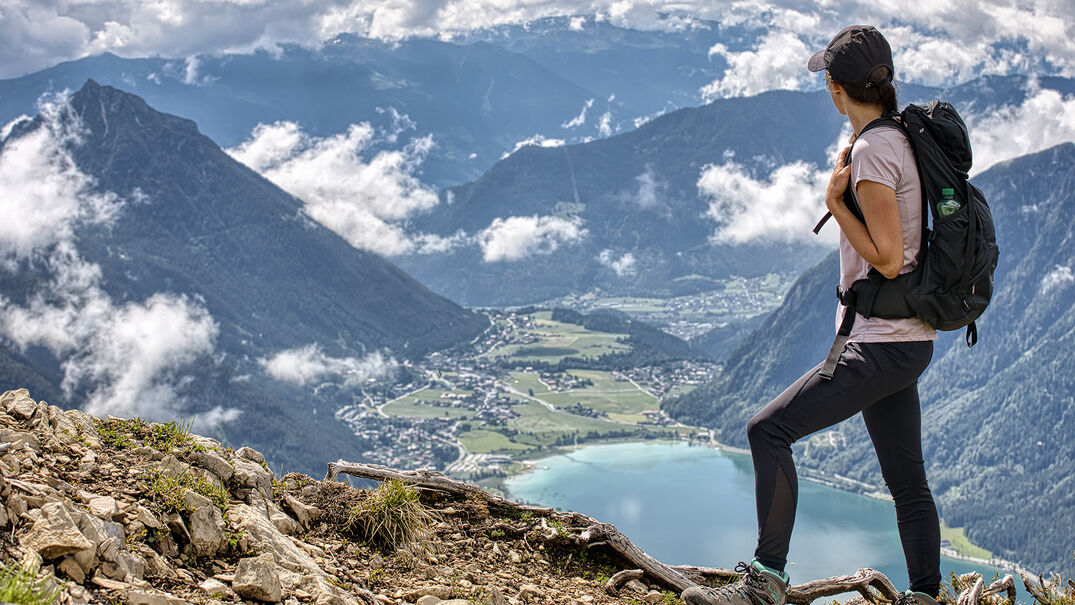 Eine Wandrerin genießt den Ausblick auf den Achensee und das gegenüberliegende Ebner Joch.