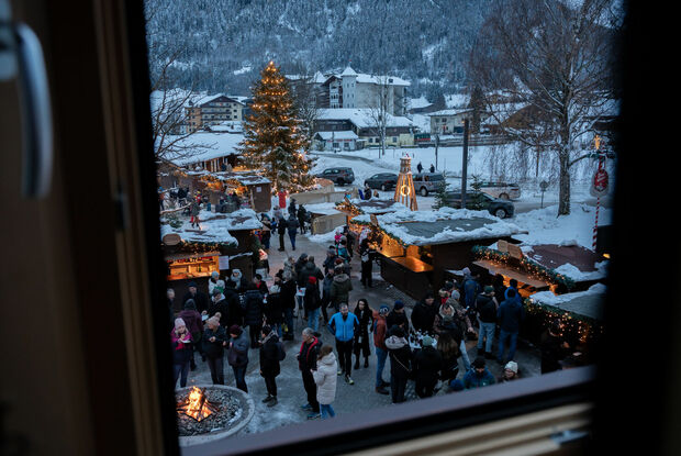 Seeweihnacht der Achenseeschifffahrt Besucher genießen beim Weihnachtsmarkt der Achenseeschifffahrt in Pertisau den hell erleuchteten Markt und den Christbaum.