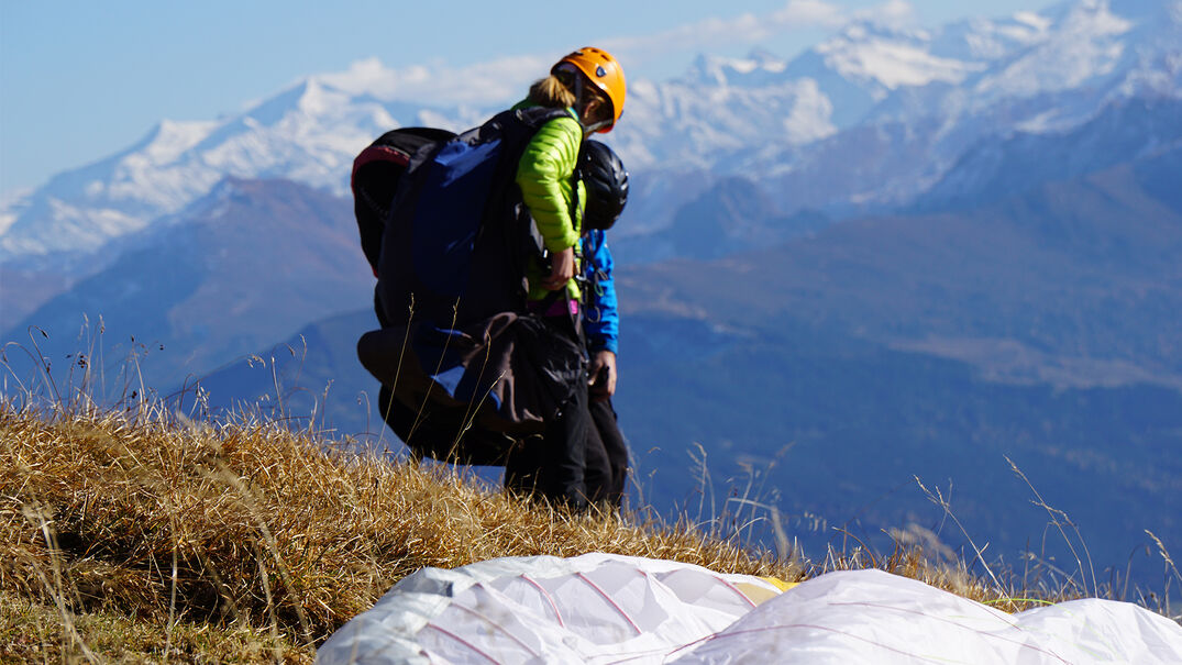Gleitschirmfliegen im Sommer am Achensee Ein Flug mit dem Gleitschirm ermöglicht einen unglaublichen Ausblick auf den See und seine Berglandschaft.