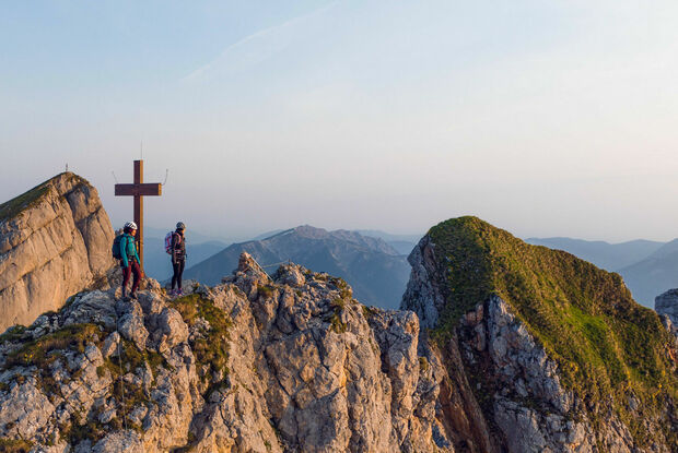 Klettersteig Rosskopf Zwei bergsportbegeisterte Frauen genießen die Morgenstimmung am Klettersteig Rosskopf im Rofangebirge.