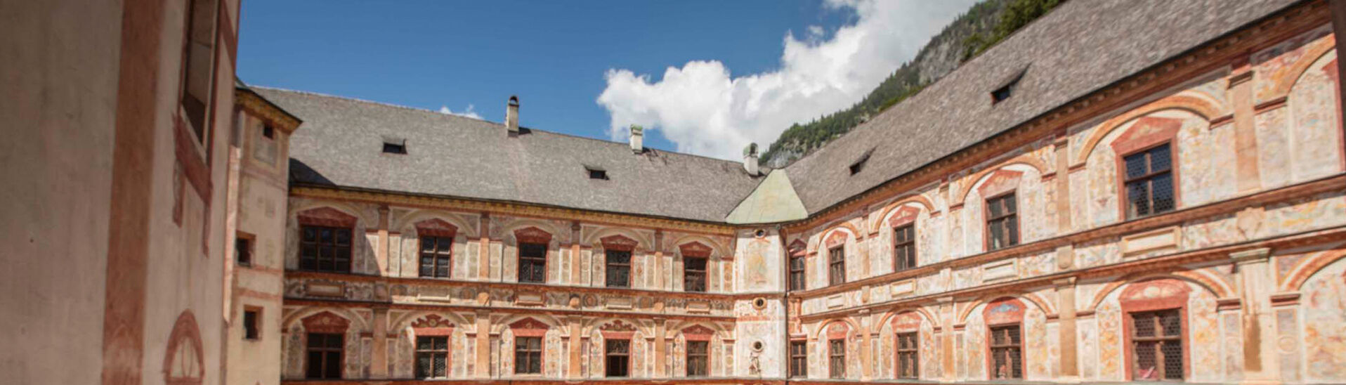 Der Innenhof des Märchenschlosses Tratzberg bei Schönwetter. Es thront nahe Schwaz hoch über dem Tal.}