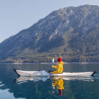 Mit dem Kajak kann man die Stille des Frühlings am Achensee genießen.