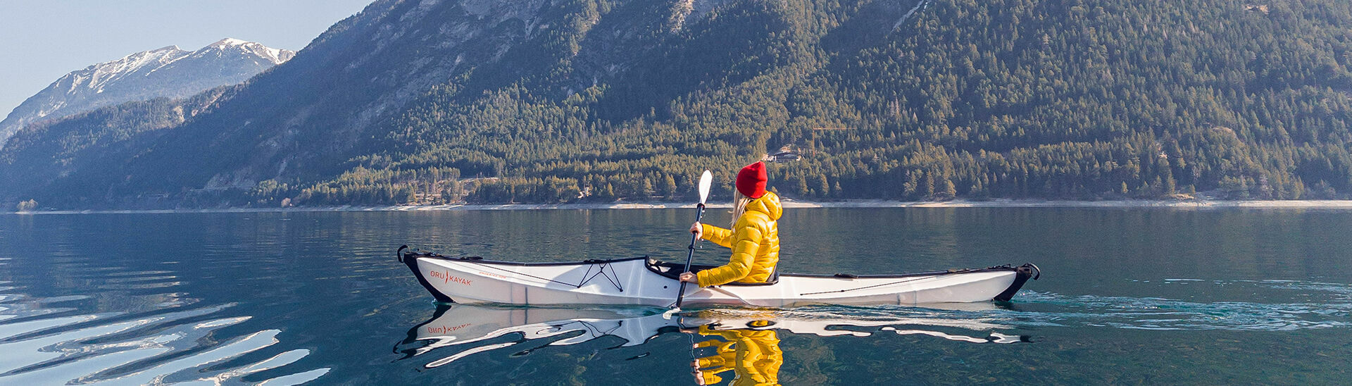 Kajak am Achensee Mit dem Kajak kann man die Stille des Frühlings am Achensee genießen.}