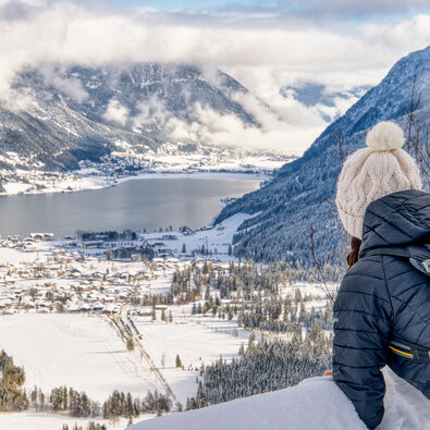 Der Blick schweift über die verschneite Landschaft von Pertisau und den Achensee bis nach Maurach.
