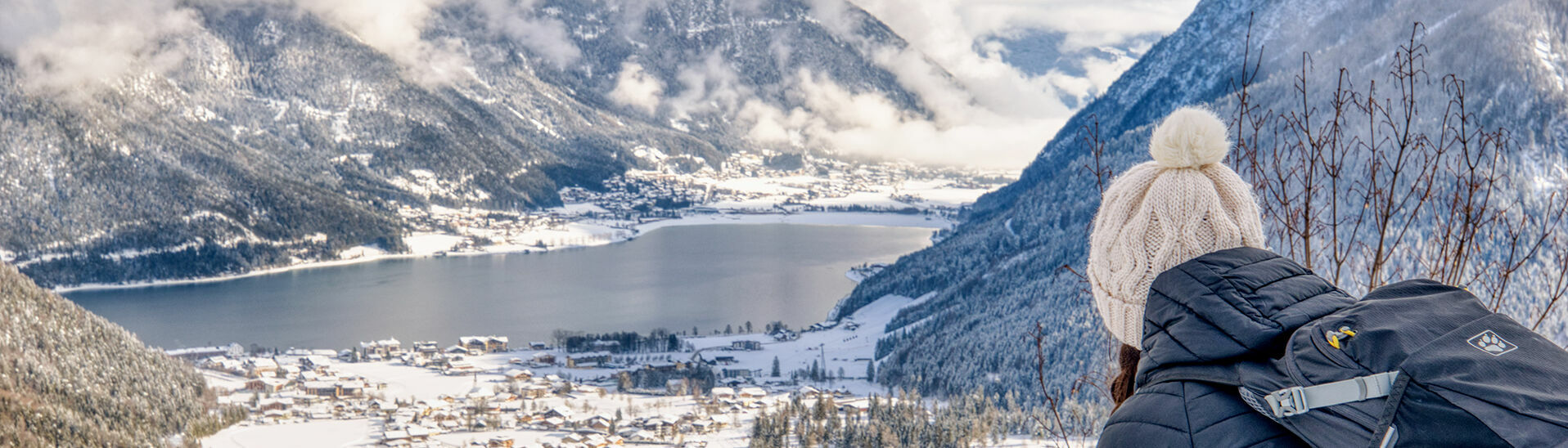 Der Blick schweift über die verschneite Landschaft von Pertisau und den Achensee bis nach Maurach.}