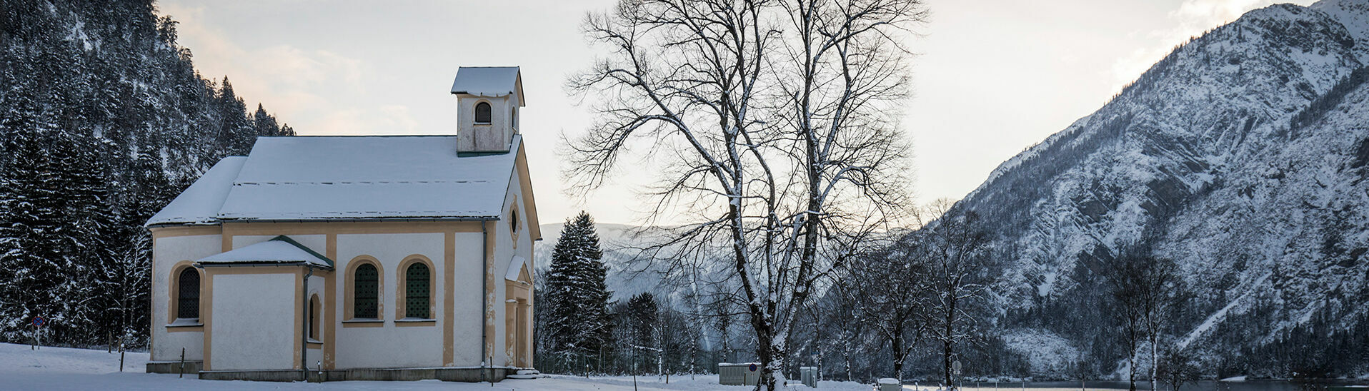Seehofkapelle in Achenkirch am Achensee Die Seehofkapelle, die sich durch ihren neugotischen Stil auszeichnet, befindet sich in Achenkirch am Achensee.}