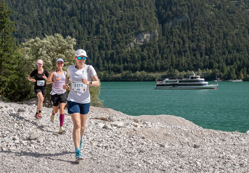 Die Teilnehmer des Achenseelaufs werden mit einem atemberaubenden Blick über den See belohnt.