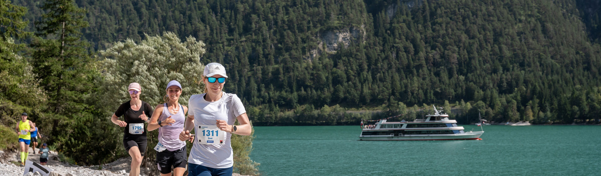 Die Teilnehmer des Achenseelaufs werden mit einem atemberaubenden Blick über den See belohnt.