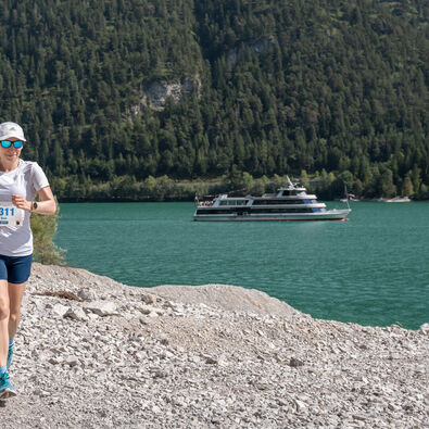 Die Teilnehmer des Achenseelaufs werden mit einem atemberaubenden Blick über den See belohnt.