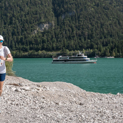 Die Teilnehmer des Achenseelaufs werden mit einem atemberaubenden Blick über den See belohnt.
