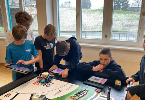 Schüler der Mittelschule Achensee beschäftigen sich spielerisch mit Robotik.