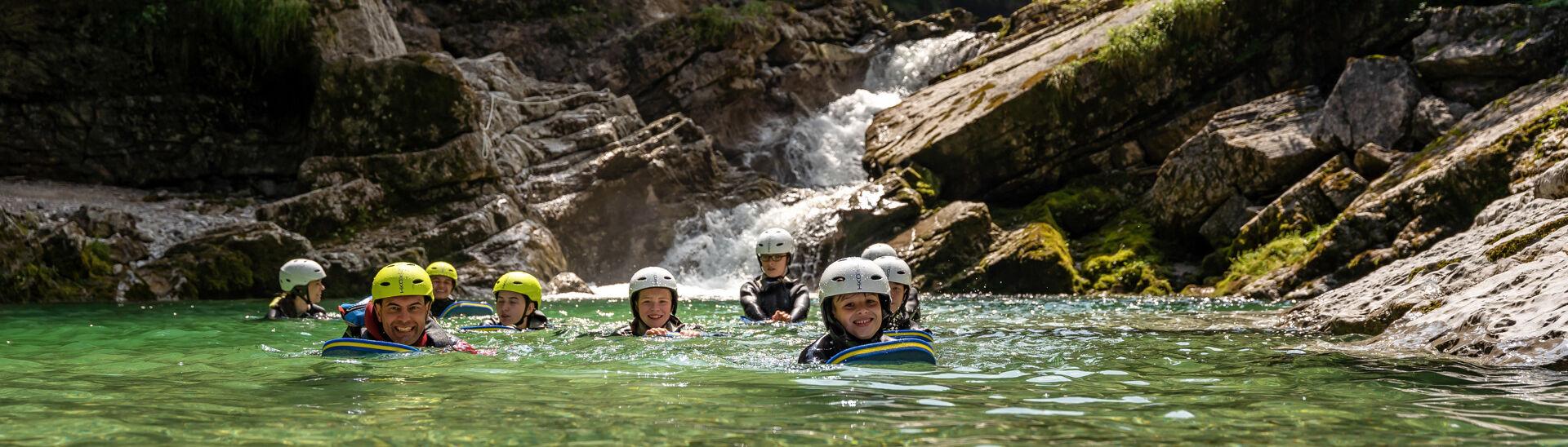 Achensee Jugendprogramm Beim Achensee Jugendprogramm schwimmen, springen und durchwandern Kinder die schönsten Schluchten der Ferienregion Achensee.}