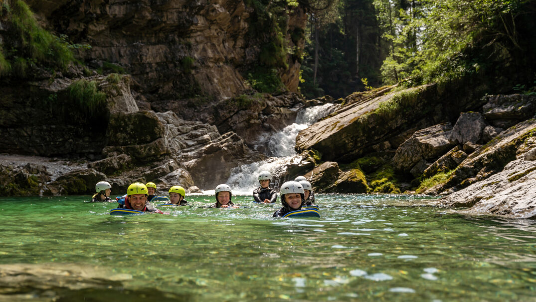Beim Achensee Jugendprogramm schwimmen, springen und durchwandern Kinder die schönsten Schluchten der Ferienregion Achensee.