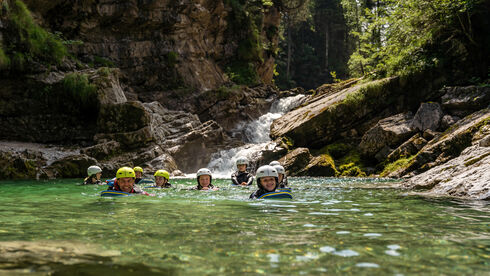 wildbach-schwimmen-achensee-kinder.jpg