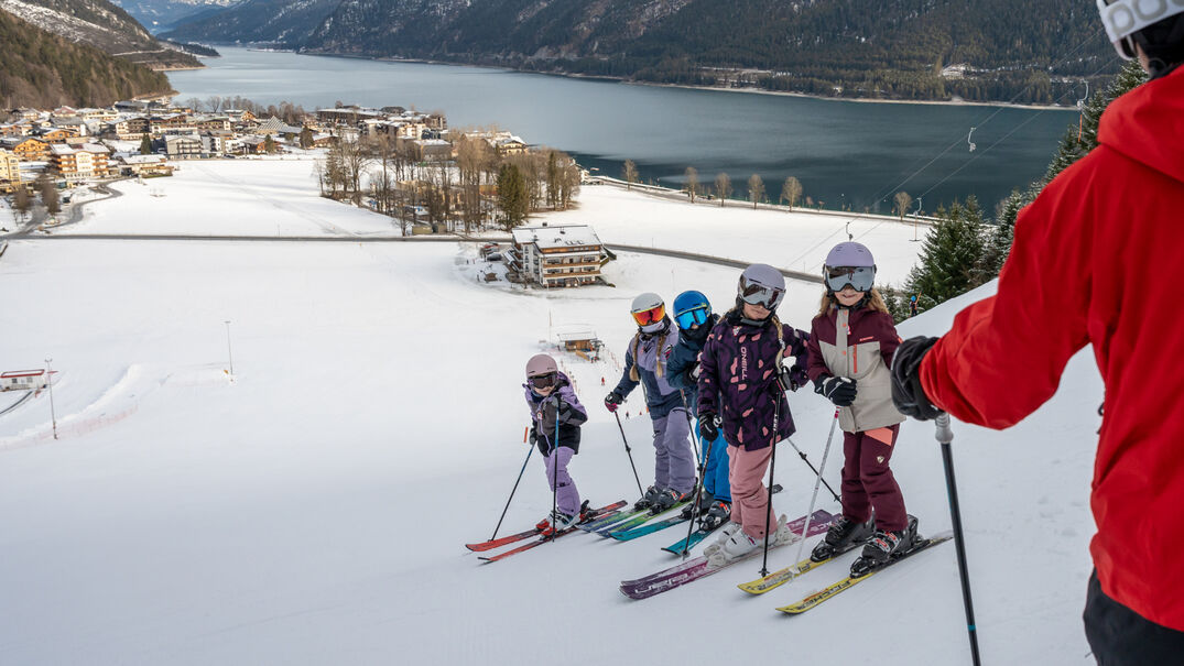 Skifahren bei den Planberg- & Wiesenliften Ein Gruppenfoto der Kinder beim Skikurs bei den Planberg- & Wiesenliften in Pertisau.