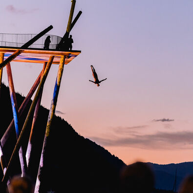Beim Event Chill & Jump stürzen sich die besten Cliff Diver mit abenteuerlichen Manövern vom Hochsteg in Pertisau in den Achensee.