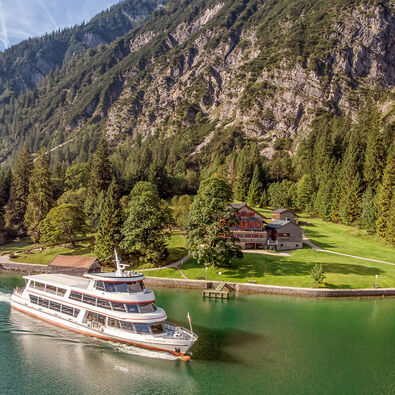 Der Mariensteig, mit einer Einkehrmöglichkeit in die Gaisalm, führt von Achenkirch bis nach Pertisau am Achensee. Auf diesem Bild macht die Achenseeschifffahrt gerade ihre Runde.