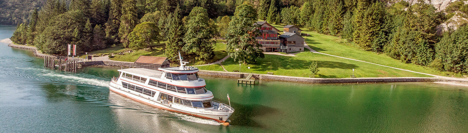 Die Gaisalm am Achensee Der Mariensteig, mit einer Einkehrmöglichkeit in die Gaisalm, führt von Achenkirch bis nach Pertisau am Achensee. Auf diesem Bild macht die Achenseeschifffahrt gerade ihre Runde.}