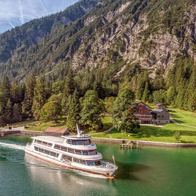 Der Mariensteig, mit einer Einkehrmöglichkeit in die Gaisalm, führt von Achenkirch bis nach Pertisau am Achensee. Auf diesem Bild macht die Achenseeschifffahrt gerade ihre Runde.