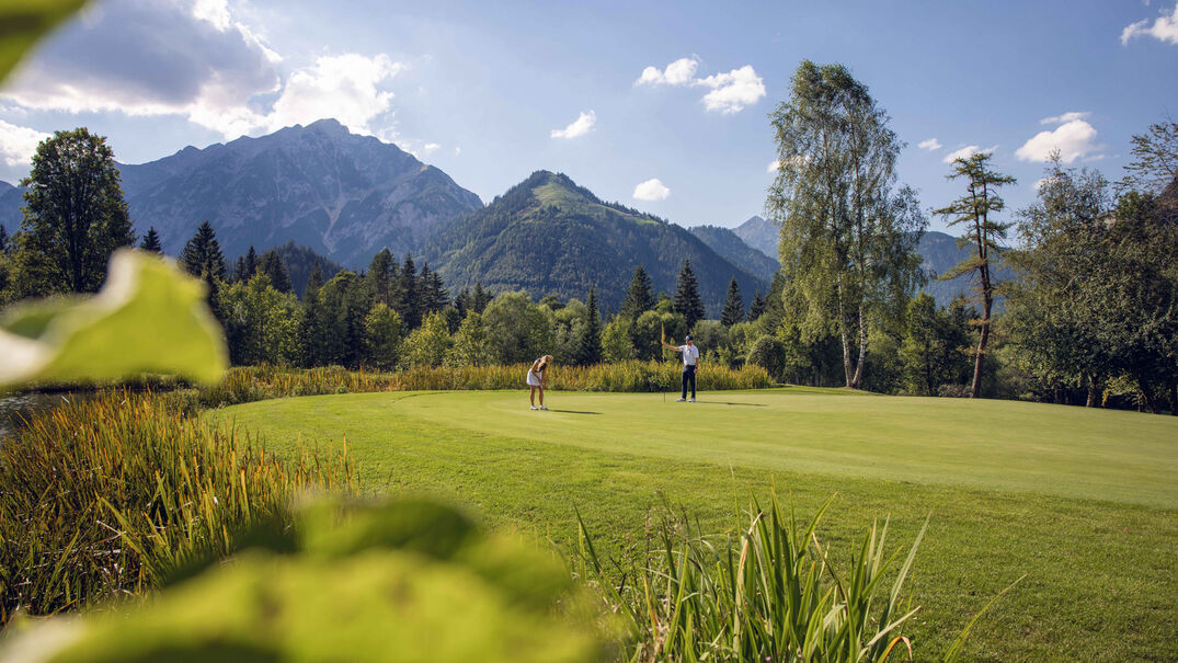 Golfen in Pertisau am Achensee Eine spektakuläre Kulisse prägt das Bild des Golf- und Landclubs Achensee in Pertisau und macht Golfen in der Region zu einem Highlight.